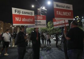 Sute de persoane protestează în Piața Victoriei faţă de decizia de a fi închise din nou restaurantele şi cafenelele din Capitală