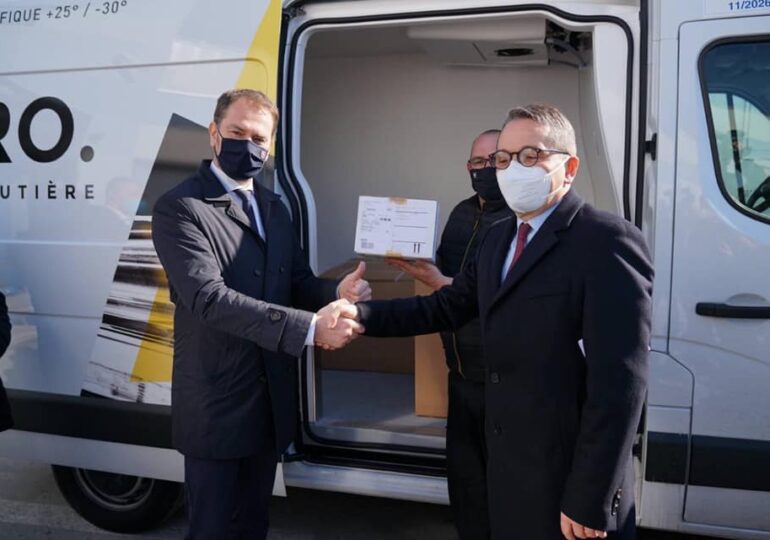 Franţa a donat 15.000 de vaccinuri Slovaciei, țara care a raportat cea mai mare rată de mortalitate asociată Covid-19