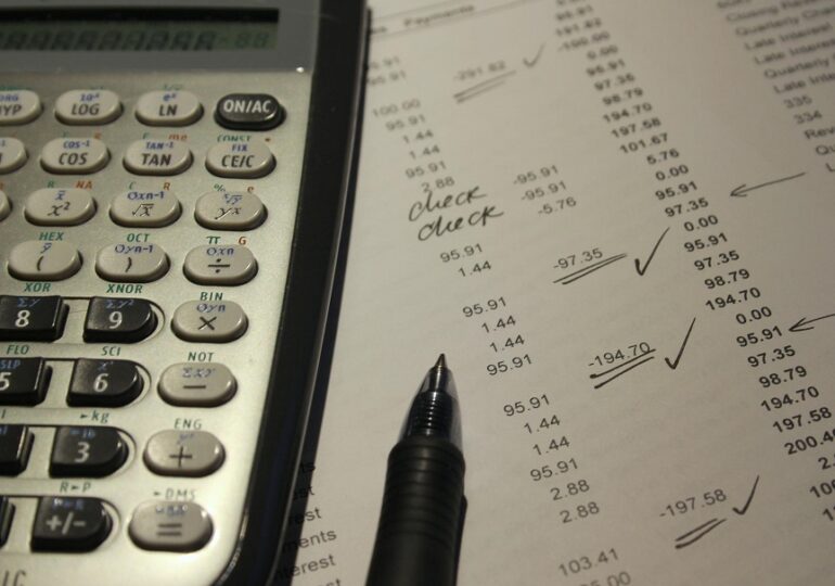 Bloomberg: Amânarea de către România a măsurilor de corecție bugetară îi îngrijorează pe investitori