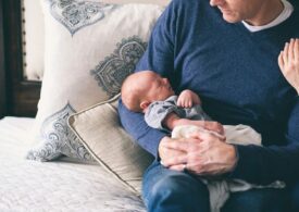 Guvernul a dublat concediul paternal: Tații vor avea dreptul doar dacă participă efectiv la îngrijirea copilului