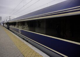 Un tren a luat foc în județul Bistrița-Năsăud. 33 de călători au fost evacuați, traficul feroviar e blocat (Video)