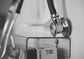 A pornit de la o simplă amigdalită și a ajuns la două luni în spital și 22 de intervenții chirurgicale