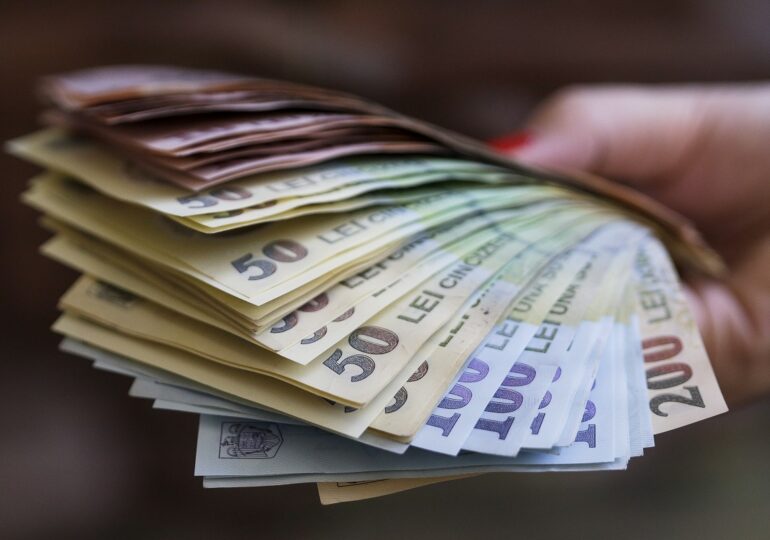 România și-a ”consumat” o treime din deficitul asumat pe tot anul 2024 în doar 2 luni. Explozie la pensii