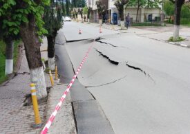 De ce s-a prăbușit strada din Slănic. Oamenii nu se pot întoarce în blocurile din care au fost evacuați